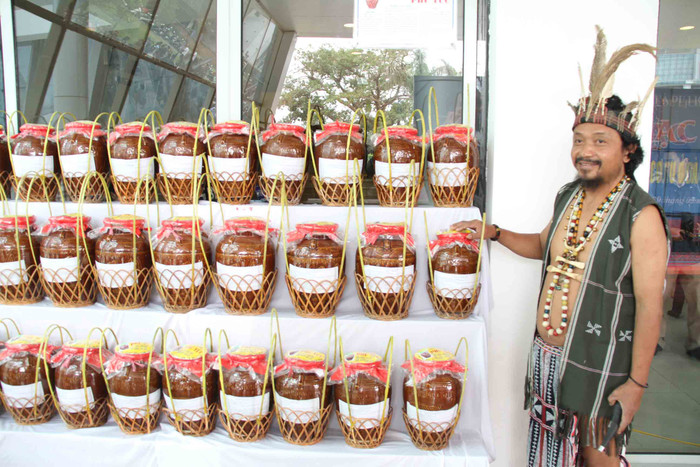 Một nghệ nhân bên những hũ rượu cần... Một nghệ nhân bên những hũ rượu cần...