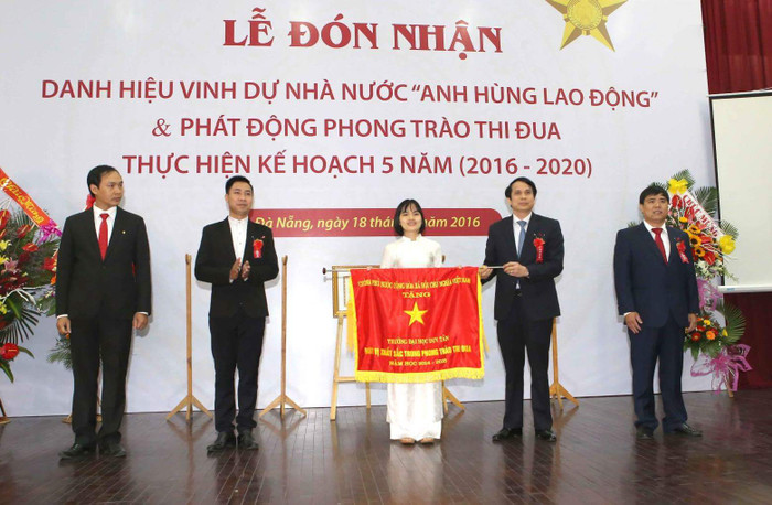 Trường Đại học Duy Tân đón nhận các danh hiệu thi đua do Thủ tướng Chính phủ trao tặng cho tập thể và cá nhân. Ảnh: Thùy Linh