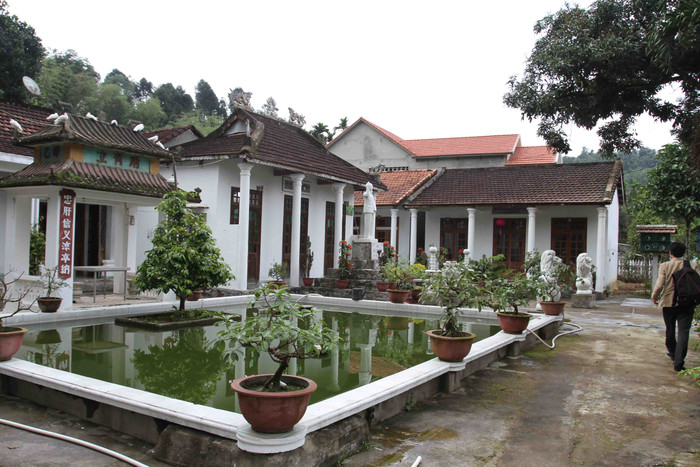 Khu khuôn viên Nhà thờ Bác Hồ rộng khoảng 1.000m2 có cây cảnh, ao cá... Khu khuôn viên Nhà thờ Bác Hồ rộng khoảng 1.000m2 có cây cảnh, ao cá...