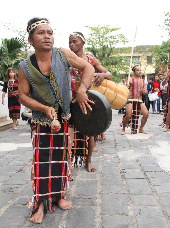 ...giới thiệu và trình diễn các nghề truyền thống của đồng bào Cơ Tu ở Đà Nẵng và Quảng Nam như: nghề dệt thổ cẩm, nghề đan mây tre và nghề điêu khắc gỗ do 06 nghệ nhân đến từ xã Tà Lu và xã Ba, huyện Đông Giang, tỉnh Quảng Nam; giới thiệu sản phẩm rượu cần Phú Túc của xã Hòa Phú, huyện Hòa Vang, Tp.Đà Nẵng. ...giới thiệu và trình diễn các nghề truyền thống của đồng bào Cơ Tu ở Đà Nẵng và Quảng Nam như: nghề dệt thổ cẩm, nghề đan mây tre và nghề điêu khắc gỗ do 06 nghệ nhân đến từ xã Tà Lu và xã Ba, huyện Đông Giang, tỉnh Quảng Nam; giới thiệu sản phẩm rượu cần Phú Túc của xã Hòa Phú, huyện Hòa Vang, Tp.Đà Nẵng.
