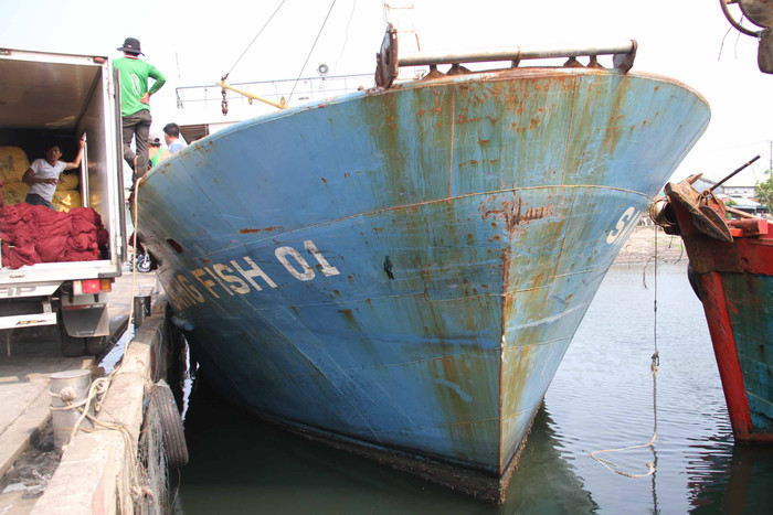 Phía mũi tàu cũng xuất hiện nhiều vết hoen rỉ...