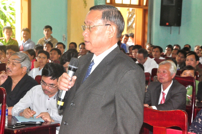 Một cử tri phát biểu tại buổi tiếp xúc cử tri. Một cử tri phát biểu tại buổi tiếp xúc cử tri.