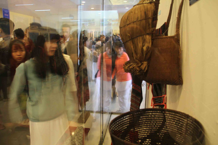 Giới trẻ Đà Nẵng háo hức khi thấy nhiều sản phẩm văn hoá của đồng bào Cơ Tu tại buổi giới thiệu. Giới trẻ Đà Nẵng háo hức khi thấy nhiều sản phẩm văn hoá của đồng bào Cơ Tu tại buổi giới thiệu.