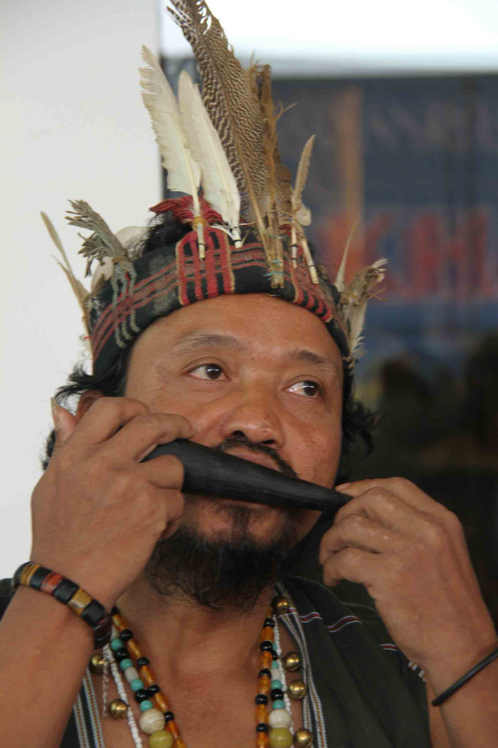 ...và "say" trong tiếng nhạc độc đáo của dân tộc mình. ...và "say" trong tiếng nhạc độc đáo của dân tộc mình.