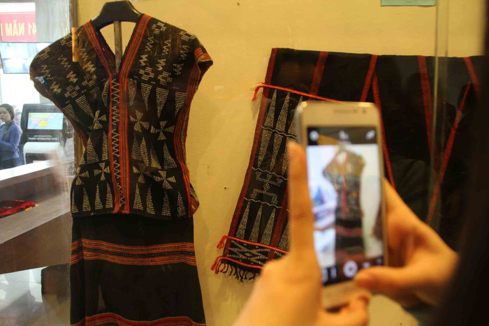 Nhiều bạn trẻ ghi lại hình ảnh bằng điện thoại làm kỷ niệm... Nhiều bạn trẻ ghi lại hình ảnh bằng điện thoại làm kỷ niệm...