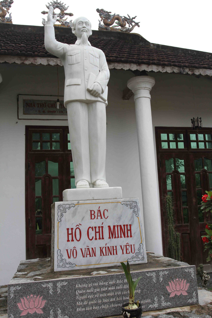 Để làm tượng Bác cao 1,6m, ông Thông lặn lội từ quê nhà xuống làng đá Non Nước (Ngũ Hành Sơn, Đà Nẵng) nhờ các thợ làm và "thỉnh" về Bắc Trà My... Để làm tượng Bác cao 1,6m, ông Thông lặn lội từ quê nhà xuống làng đá Non Nước (Ngũ Hành Sơn, Đà Nẵng) nhờ các thợ làm và "thỉnh" về Bắc Trà My...