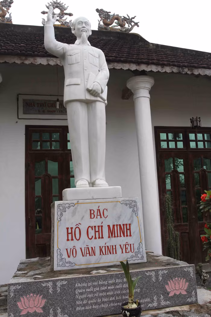 Để làm tượng Bác cao 1,6m, ông Thông lặn lội từ quê nhà xuống làng đá Non Nước (Ngũ Hành Sơn, Đà Nẵng) nhờ các thợ làm và "thỉnh" về Bắc Trà My...