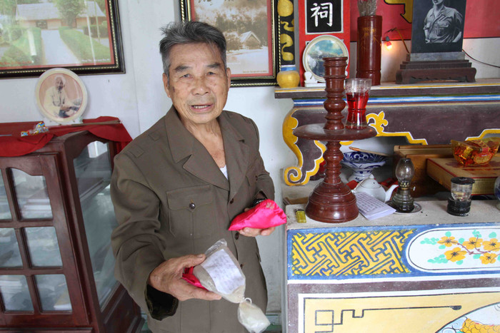 Ông Thông cầm hai nắm đất nơi Bác Hồ sinh ra, được gói kỹ trong túi, cất giữ trang trọng giữa nhà... Ông Thông cầm hai nắm đất nơi Bác Hồ sinh ra, được gói kỹ trong túi, cất giữ trang trọng giữa nhà...