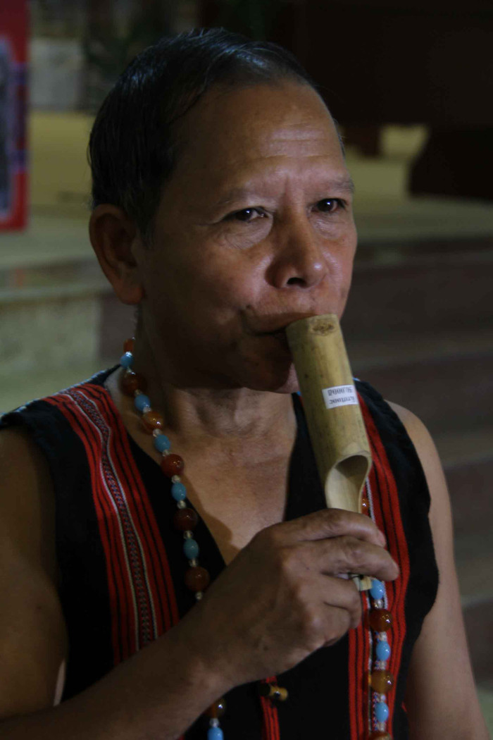 Trong quá trình hình thành và phát triển, đồng bào Cơ tu đã sáng tạo, gìn giữ và lưu truyền những nghề thủ công truyền thống độc đáo của dân tộc mình, trưng bày giới thiệu 03 nghề thủ công tiêu biểu của đồng bào Cơ tu: nghề dệt, nghề đan mây tre và nghề điêu khắc gỗ. Trong quá trình hình thành và phát triển, đồng bào Cơ tu đã sáng tạo, gìn giữ và lưu truyền những nghề thủ công truyền thống độc đáo của dân tộc mình, trưng bày giới thiệu 03 nghề thủ công tiêu biểu của đồng bào Cơ tu: nghề dệt, nghề đan mây tre và nghề điêu khắc gỗ.