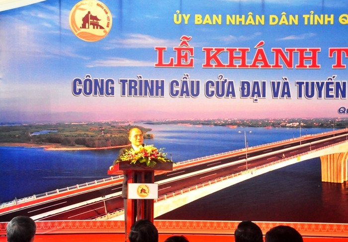 Chủ tịch Quốc hội Nguyễn Sinh Hùng dự và phát biểu tại lễ khánh thành cầu Cửa Đại và tuyến đường ven biển ở Quảng Nam. Ảnh T.L