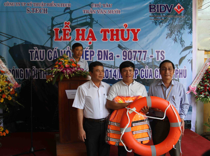 Tại lễ hạ thủy, ngành chức năng ở Đà Nẵng đã tặng áo phao, phao cứu sinh cho tàu ĐNa 90777 TS.