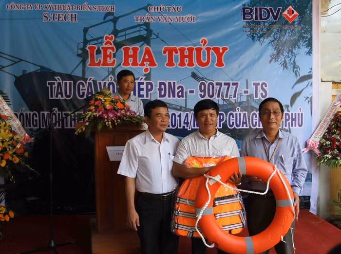 Tại lễ hạ thủy, ngành chức năng ở Đà Nẵng đã tặng áo phao, phao cứu sinh cho tàu ĐNa 90777 TS.