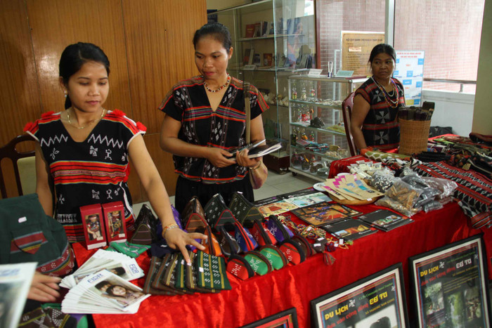 Phần trưng bày giới thiệu về trang phục truyền thống của đàn ông và phụ nữ Cơ tu cũng như kỹ thuật dệt vải, hoa văn trang trí trên trang phục của người Cơ tu. Đi kèm với trang phục là đồ trang sức bằng chất liệu như: răng nanh heo, bạc, cườm nhựa, mã não... Phần trưng bày giới thiệu về trang phục truyền thống của đàn ông và phụ nữ Cơ tu cũng như kỹ thuật dệt vải, hoa văn trang trí trên trang phục của người Cơ tu. Đi kèm với trang phục là đồ trang sức bằng chất liệu như: răng nanh heo, bạc, cườm nhựa, mã não...