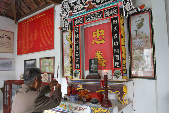 Ông Thông cho biết: "Tôi làm công trình này coi như ngày nào cũng được gần Bác, mà ai cũng vào thăm được. Nơi đây không phải là nơi viếng Bác, vì viếng là phải ra Lăng Bác ngoài Hà Nội. Đây là nơi để bà con nhân dân cảm thấy được gần Bác hơn thôi..." Ông Thông cho biết: "Tôi làm công trình này coi như ngày nào cũng được gần Bác, mà ai cũng vào thăm được. Nơi đây không phải là nơi viếng Bác, vì viếng là phải ra Lăng Bác ngoài Hà Nội. Đây là nơi để bà con nhân dân cảm thấy được gần Bác hơn thôi..."