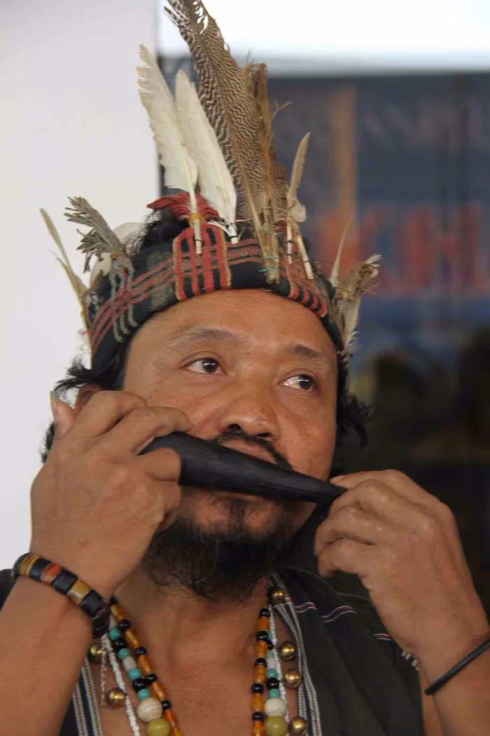 ...và "say" trong tiếng nhạc độc đáo của dân tộc mình. ...và "say" trong tiếng nhạc độc đáo của dân tộc mình.