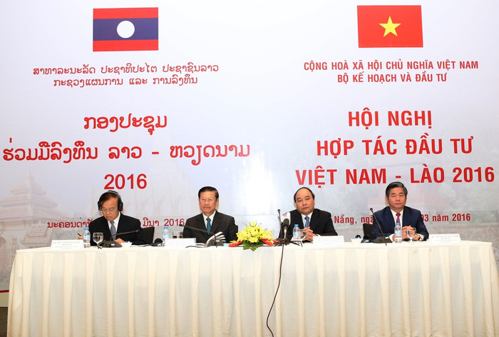 Phó Thủ tướng Chính phủ Nguyễn Xuân Phúc, Chủ tịch Ủy ban hợp tác liên Chính phủ phía Việt Nam-Lào và Phó Thủ tướng Lào Somsavat Lengsavad, Chủ tịch Ủy ban hợp tác liên Chính phủ Lào-Việt Nam đồng chủ trì hội nghị. Ảnh T.L Phó Thủ tướng Chính phủ Nguyễn Xuân Phúc, Chủ tịch Ủy ban hợp tác liên Chính phủ phía Việt Nam-Lào và Phó Thủ tướng Lào Somsavat Lengsavad, Chủ tịch Ủy ban hợp tác liên Chính phủ Lào-Việt Nam đồng chủ trì hội nghị. Ảnh T.L