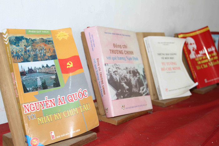 Bên trong nhà thờ, ông Thông trưng bày nhiều tư liệu, sách báo...viết về Bác Hồ... Bên trong nhà thờ, ông Thông trưng bày nhiều tư liệu, sách báo...viết về Bác Hồ...
