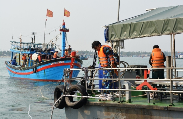 10 ngư dân cùng tàu cá bị nạn cập cảng an toàn trong niềm vui của các gia đình thuyền viên. Ảnh: T.L