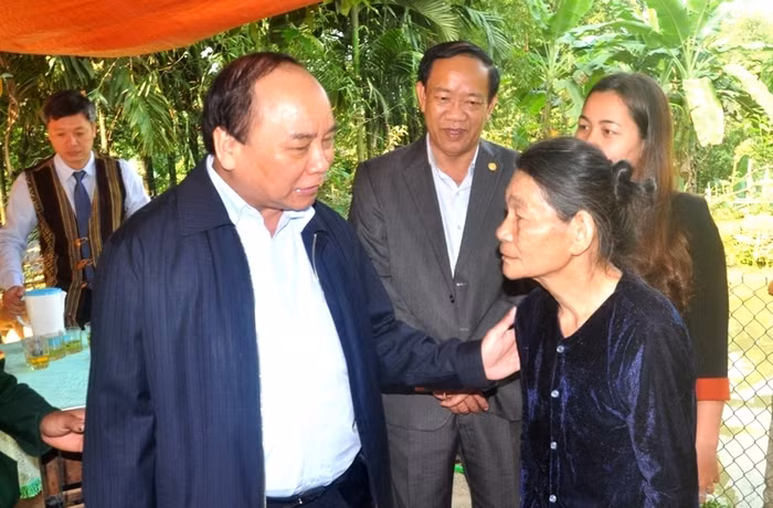 Phó Thủ tướng Nguyễn Xuân Phúc thăm hỏi sức khỏe, động viên người dân huyện Nam Trà My.