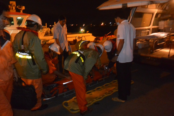 Ngư dân bị nạn được đưa vào bờ. Ảnh Trung tâm II Ngư dân bị nạn được đưa vào bờ. Ảnh Trung tâm II