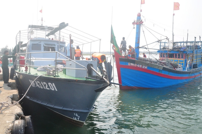 Tàu biên phòng đã kéo tàu cá bị nạn vào bờ an toàn. Ảnh T.L