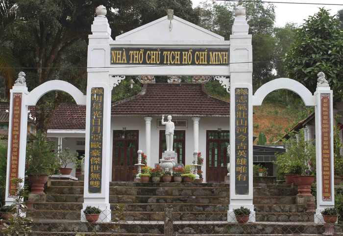 Đó là nhà của ông Võ Như Thông (SN 1934), một cựu chiến binh vào sinh ra tử khắp nơi trong hai cuộc kháng chiến. Ông Thông xây Nhà thờ Bác Hồ từ năm 2008 để tỏ lòng tôn kính cũng như để giáo dục con cháu học tập và làm theo tấm gương đạo đức Hồ Chí Minh. Đó là nhà của ông Võ Như Thông (SN 1934), một cựu chiến binh vào sinh ra tử khắp nơi trong hai cuộc kháng chiến. Ông Thông xây Nhà thờ Bác Hồ từ năm 2008 để tỏ lòng tôn kính cũng như để giáo dục con cháu học tập và làm theo tấm gương đạo đức Hồ Chí Minh.