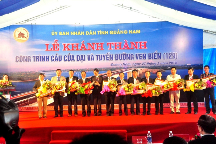 Trao tặng bằng khen của Thủ tướng Chính phủ cho các cá nhân và tập thể vì có thành tích trong quản lý, thi công cầu Cửa Đại và tuyến đường ven biển. Ảnh T.L