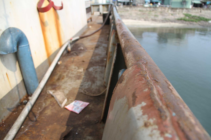 ...hai bên thành tàu cũng bị rỉ rét...