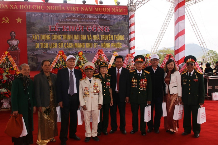 Nhiều đồng chí, đồng đội, cán bộ, nhân dân gặp lại nhau mừng mừng tủi tủi. Ảnh: Thùy Linh