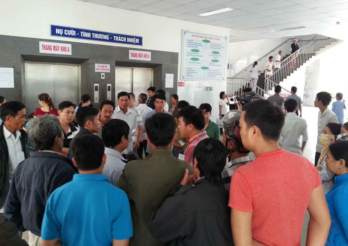 Người nhà của bệnh nhân bức xúc tập trung tại bệnh viện sáng 18/3 để phản ánh với báo chí. Người nhà của bệnh nhân bức xúc tập trung tại bệnh viện sáng 18/3 để phản ánh với báo chí.