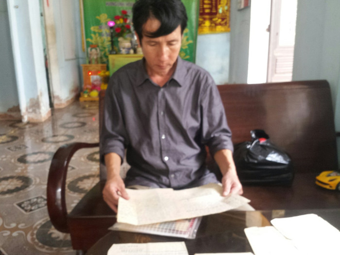 Cựu binh Trần Thiên Phụng cho chúng tôi xem những giấy tờ liên quan. Ảnh: Trị Quảng Cựu binh Trần Thiên Phụng cho chúng tôi xem những giấy tờ liên quan. Ảnh: Trị Quảng