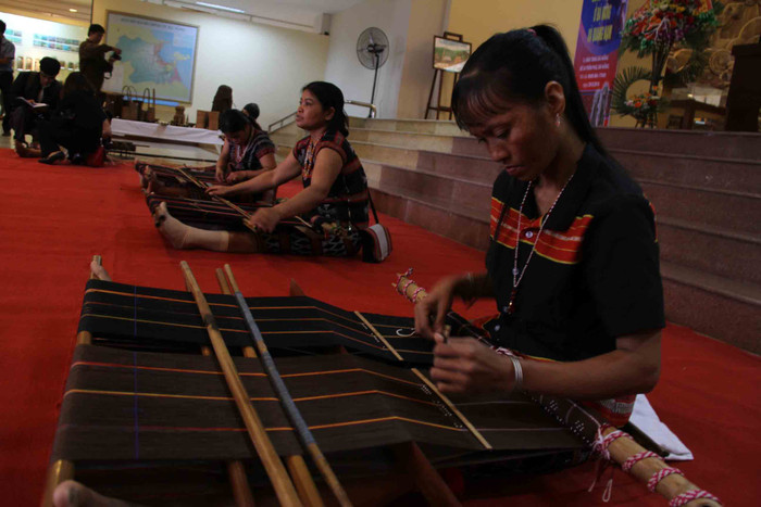 Trang phục truyền thống là một nét văn hóa độc đáo của đồng bào Cơ tu. Nét nổi bật trong trang phục của người Cơ tu là hoa văn trang trí được dệt trực tiếp bằng hạt cườm với nhiều loại khác nhau: cườm nhựa, cườm chì, cườm mã não... Trang phục truyền thống là một nét văn hóa độc đáo của đồng bào Cơ tu. Nét nổi bật trong trang phục của người Cơ tu là hoa văn trang trí được dệt trực tiếp bằng hạt cườm với nhiều loại khác nhau: cườm nhựa, cườm chì, cườm mã não...