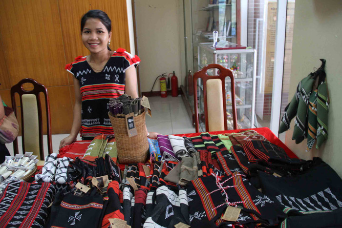 Cô gái Cơ Tu bên sản phẩm của đồng bào dân tộc mình. Cô gái Cơ Tu bên sản phẩm của đồng bào dân tộc mình.