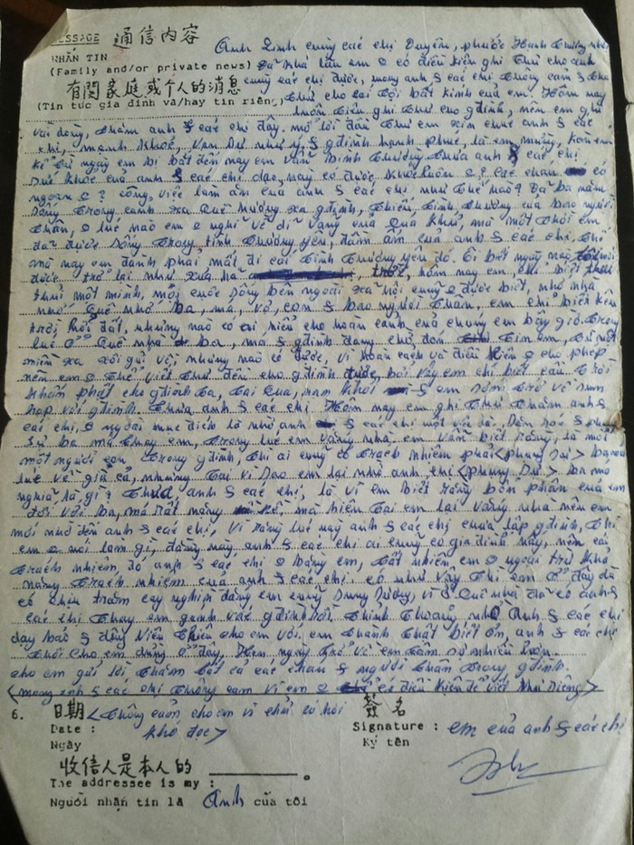 Tờ giấy nhắn tin chi chít chữ mà cựu binh Trần Thiên Phụng được gửi về nhà từ trại tù binh. Ảnh: Trị Quảng Tờ giấy nhắn tin chi chít chữ mà cựu binh Trần Thiên Phụng được gửi về nhà từ trại tù binh. Ảnh: Trị Quảng