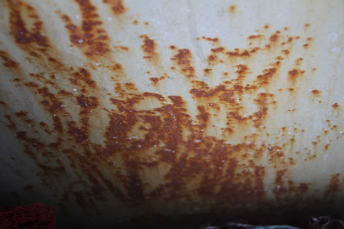 Vết hoen rỉ xuất hiện hai bên thân tàu...