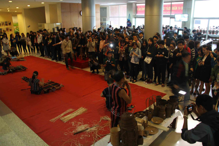 Đồng bào dân tộc Cơ tu là một bộ phận trong cộng đồng 54 dân tộc Việt Nam. Người Cơ tu sinh sống tập trung ở vùng núi phía Tây tỉnh Quảng Nam, Thừa Thiên Huế và Thành phố Đà Nẵng, một số ít sinh sống ở vùng Tây Trường Sơn thuộc nước bạn Lào. Xét về địa bàn cư trú, người Cơ tu chia thành hai nhóm: Nhóm người Cơ tu ở vùng cao và người Cơ tu sinh sống ở vùng thấp. Đồng bào Cơ tu ở thành phố Đà Nẵng hiện nay thuộc nhóm Cơ tu vùng thấp, sinh sống tại hai xã Hòa Phú và Hòa Bắc, huyện Hòa Vang. Đồng bào dân tộc Cơ tu là một bộ phận trong cộng đồng 54 dân tộc Việt Nam. Người Cơ tu sinh sống tập trung ở vùng núi phía Tây tỉnh Quảng Nam, Thừa Thiên Huế và Thành phố Đà Nẵng, một số ít sinh sống ở vùng Tây Trường Sơn thuộc nước bạn Lào. Xét về địa bàn cư trú, người Cơ tu chia thành hai nhóm: Nhóm người Cơ tu ở vùng cao và người Cơ tu sinh sống ở vùng thấp. Đồng bào Cơ tu ở thành phố Đà Nẵng hiện nay thuộc nhóm Cơ tu vùng thấp, sinh sống tại hai xã Hòa Phú và Hòa Bắc, huyện Hòa Vang.