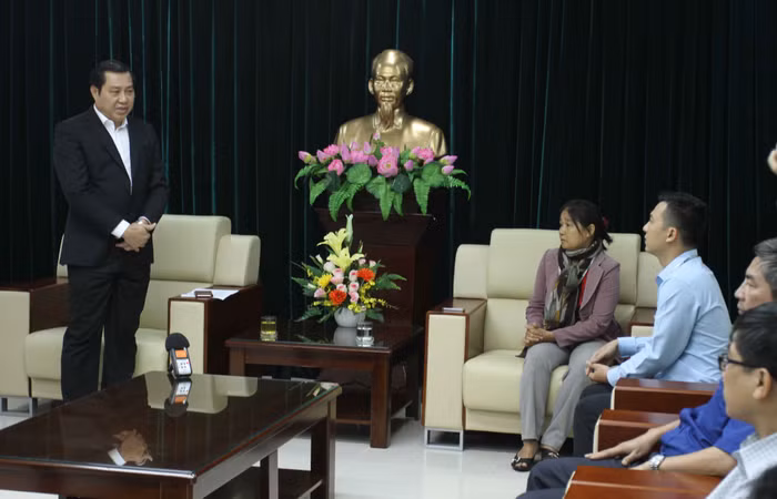 Chủ tịch UBND TP Đà Nẵng Huỳnh Đức Thơ phát biểu tại buổi lễ: "...Lãnh đạo thành phố quyết định bố trí cho gia đình căn hộ chung cư, trước là một nén nhang lòng với anh Vũ Phi Trừ, sau là cùng gia đình vượt qua khó khăn trong cuộc sống”. Ảnh: Thùy Linh