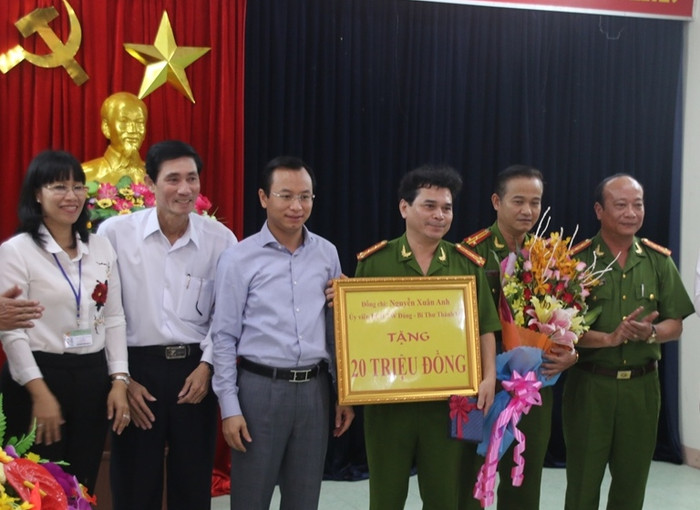 Bí thư Nguyễn Xuân Anh thưởng nóng 20 triệu đồng cho Ban chuyên án. Ảnh: Thùy Linh Bí thư Nguyễn Xuân Anh thưởng nóng 20 triệu đồng cho Ban chuyên án. Ảnh: Thùy Linh