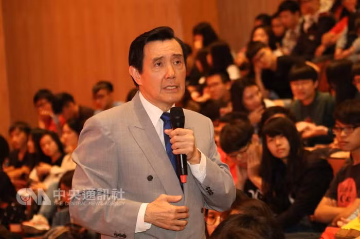Ông Mã Anh Cửu bàn về "chính trị khùng điên" với các sinh viên khoa Chính trị học, Đại học Trung Chính - Đài Loan, ảnh: CNA.