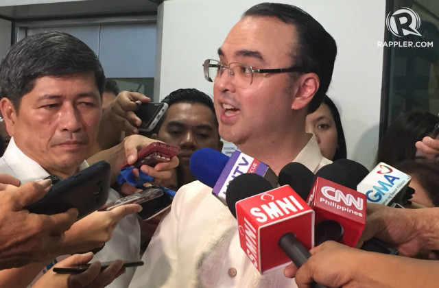 Tân Ngoại trưởng Philippines Alan Peter Cayetano phát biểu với báo giới về COC, ảnh: Rappler.