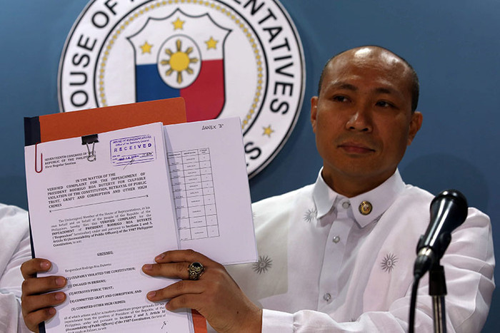 Nhà lập pháp Gary Alejano và bản sao đơn kiện Tổng thống Rodrigo Duterte, ảnh: Philstar. Nhà lập pháp Gary Alejano và bản sao đơn kiện Tổng thống Rodrigo Duterte, ảnh: Philstar.