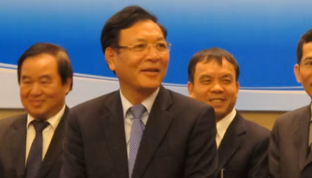 Cựu Bộ trưởng Bộ Giáo dục và Đào tạo Phạm Vũ Luận đề nghị Ủy ban Văn hóa, Giáo dục Thanh niên, Thiếu niên và Nhi đồng rút nội dung về báo cáo thẩm tra Dự thảo Nghị quyết về Đổi mới chương trình và sách giáo khoa giáo dục phổ thông ra khỏi chương trình làm việc phiên họp toàn thể lần thứ sáu của Ủy ban ngày 25/4/2014 sau vụ lùm xùm 34 ngàn tỉ. Ảnh: Báo Nhân Dân.