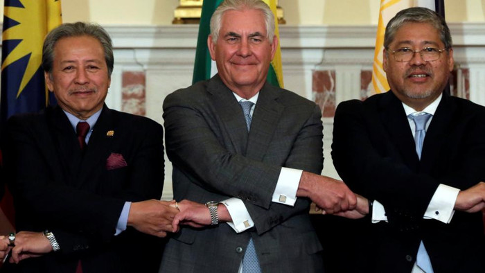 Ngoại trưởng Mỹ Rex Tillerson và các Ngoại trưởng ASEAN chụp ảnh lưu niệm trong cuộc họp ngày hôm qua, 4/5. Ảnh: David Brunnstrom / Reuters. Ngoại trưởng Mỹ Rex Tillerson và các Ngoại trưởng ASEAN chụp ảnh lưu niệm trong cuộc họp ngày hôm qua, 4/5. Ảnh: David Brunnstrom / Reuters.