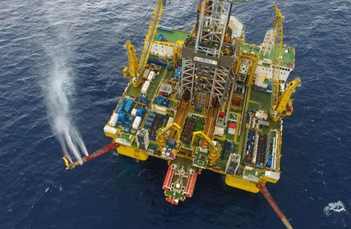 Dàn khoan Trung Quốc tìm băng cháy trên Biển Đông, ảnh: SCMP.