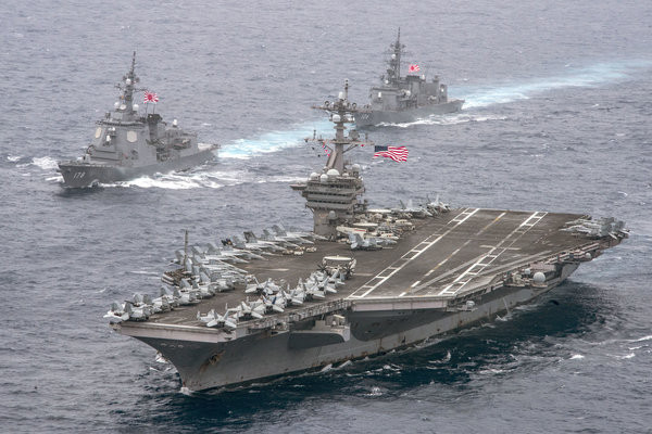 Cụm tàu sân bay USS Carl Vinson vẫn ở gần Philippines hôm 28/4, cho dù Tổng thống Donald Trump từng tuyên bố điều động nó đến bán đảo Triều Tiên, ảnh: The New York Times. Cụm tàu sân bay USS Carl Vinson vẫn ở gần Philippines hôm 28/4, cho dù Tổng thống Donald Trump từng tuyên bố điều động nó đến bán đảo Triều Tiên, ảnh: The New York Times.