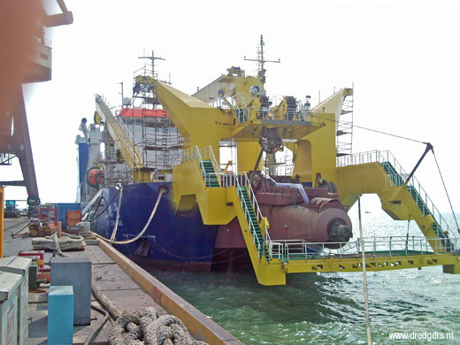 Tianjing, tàu cuốc lớn nhất châu Á mà Trung Quốc sử dụng để nạo vét, bồi đắp đảo nhân tạo bất hợp pháp ở Trường Sa, Khánh Hòa, Việt Nam. Ảnh: dredgers.nl.