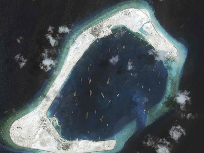 Đường băng quân sự Trung Quốc xây dựng bất hợp pháp trên đá Xu Bi.