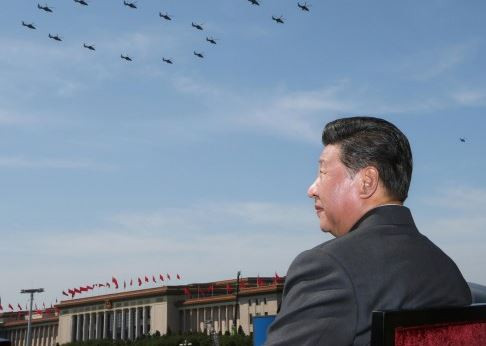 Ông Tập Cận Bình quan sát duyệt binh từ trên lễ đài. Ảnh: Tân Hoa Xã/SCMP. Ông Tập Cận Bình quan sát duyệt binh từ trên lễ đài. Ảnh: Tân Hoa Xã/SCMP.