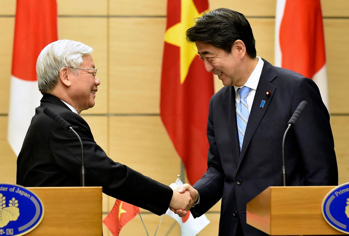 Tổng bí thư Nguyễn Phú Trọng và Thủ tướng Nhật Bản Shinzo Abe, ảnh: KAZUHIRO NOGI/AP. Tổng bí thư Nguyễn Phú Trọng và Thủ tướng Nhật Bản Shinzo Abe, ảnh: KAZUHIRO NOGI/AP.