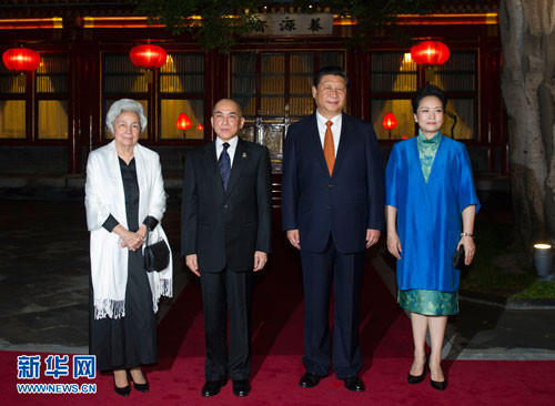 Vợ chồng ông Tập Cận Bình tiếp Quốc vương và Thái hậu Campuchia tại Điếu Ngư Đài trong một lần sang Bắc Kinh kiểm tra sức khỏe định kỳ. Ảnh: Tân Hoa Xã. Vợ chồng ông Tập Cận Bình tiếp Quốc vương và Thái hậu Campuchia tại Điếu Ngư Đài trong một lần sang Bắc Kinh kiểm tra sức khỏe định kỳ. Ảnh: Tân Hoa Xã.